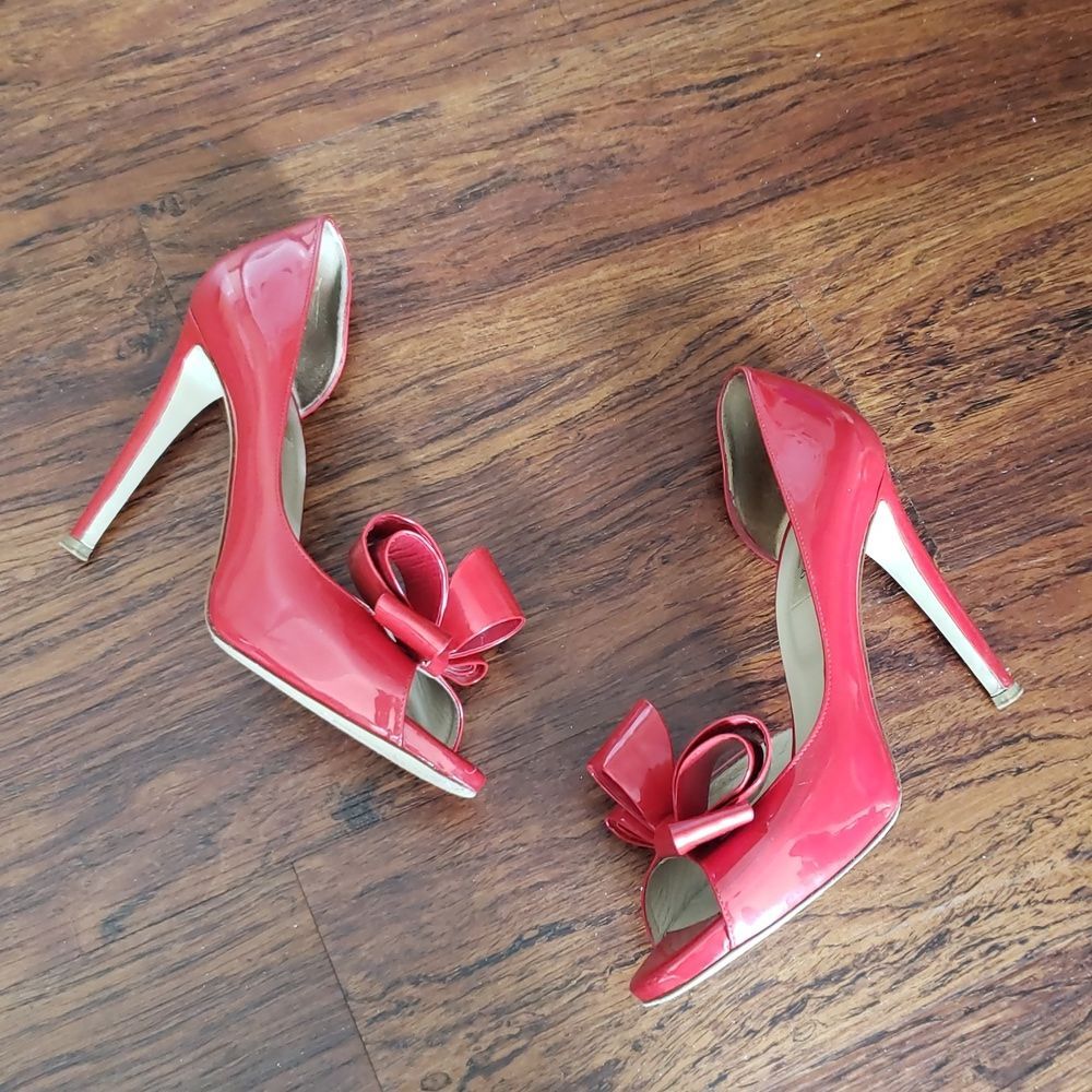 Valentino Red Patent Leather Pumps Size 40 Chic Whimsical Feminine Elegant Bow